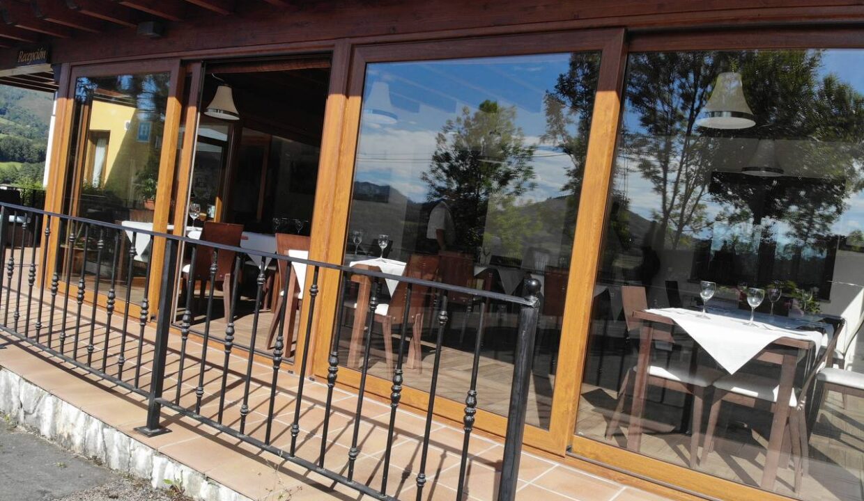 photo_5267516057420167117_y