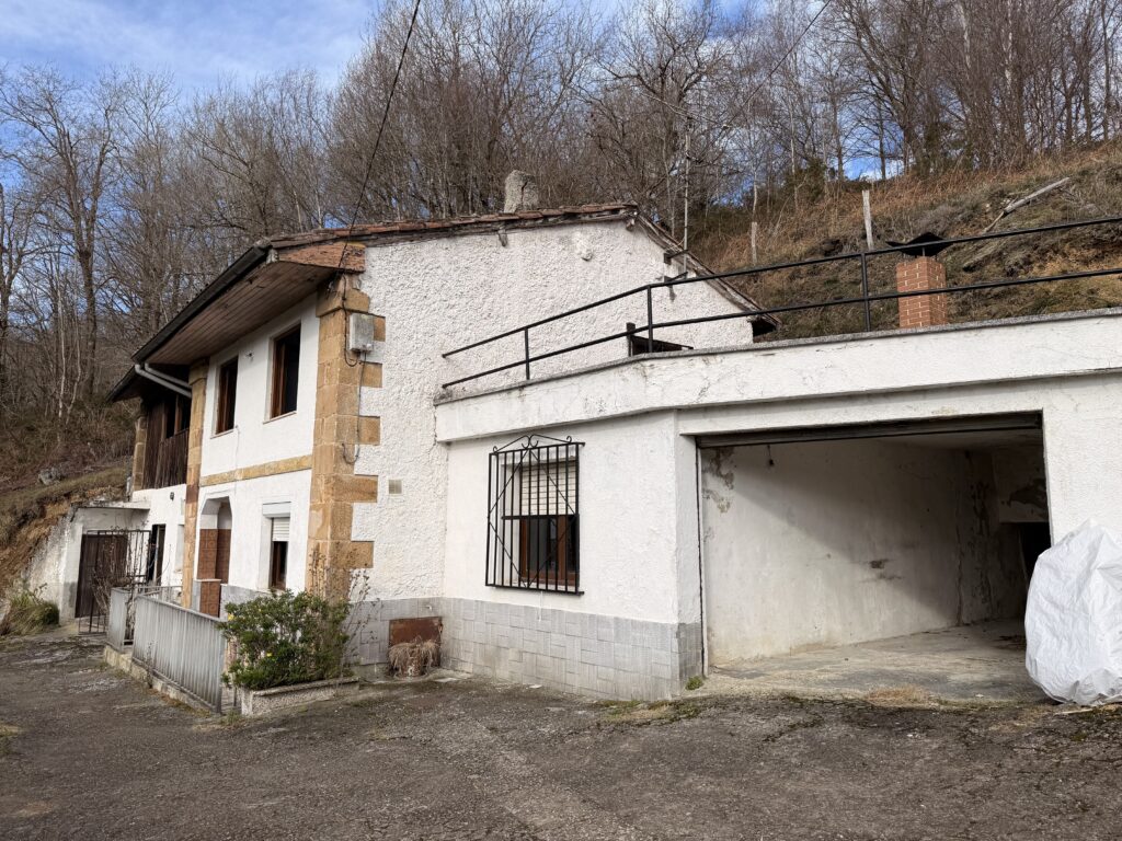 Detached villa for sale in Bimenes (photo 1 of 17)
