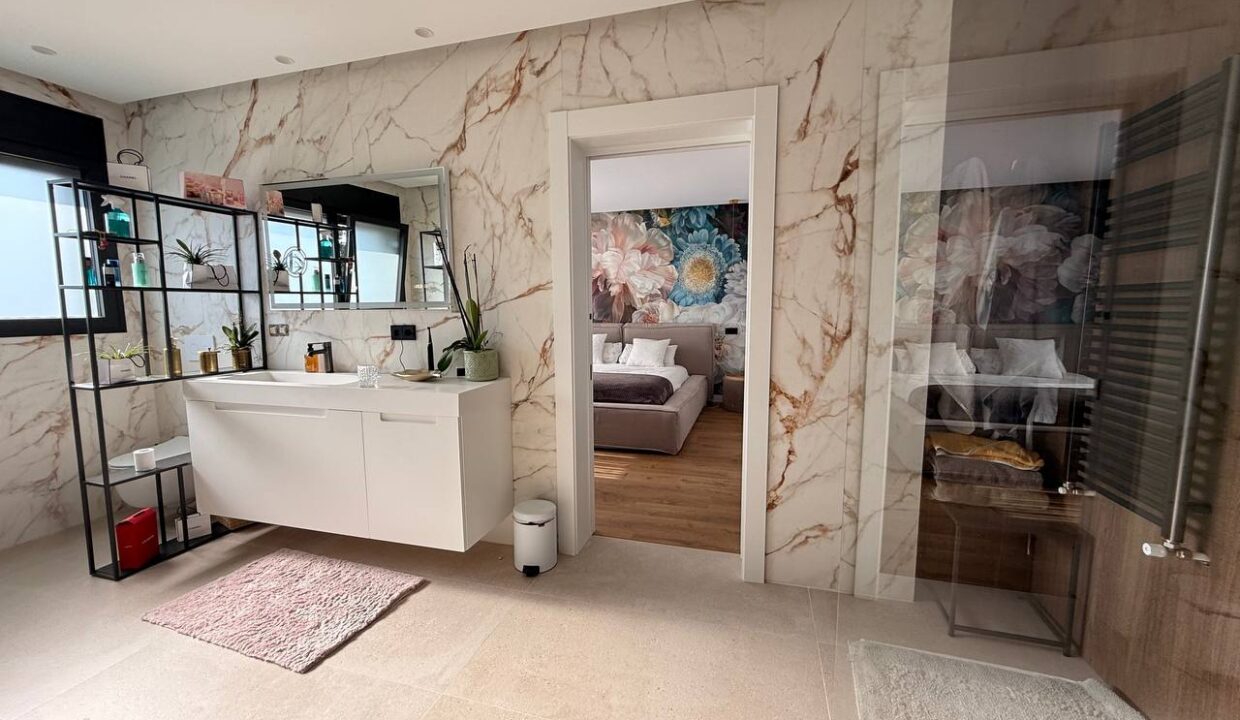 photo_5267192985688937456_y