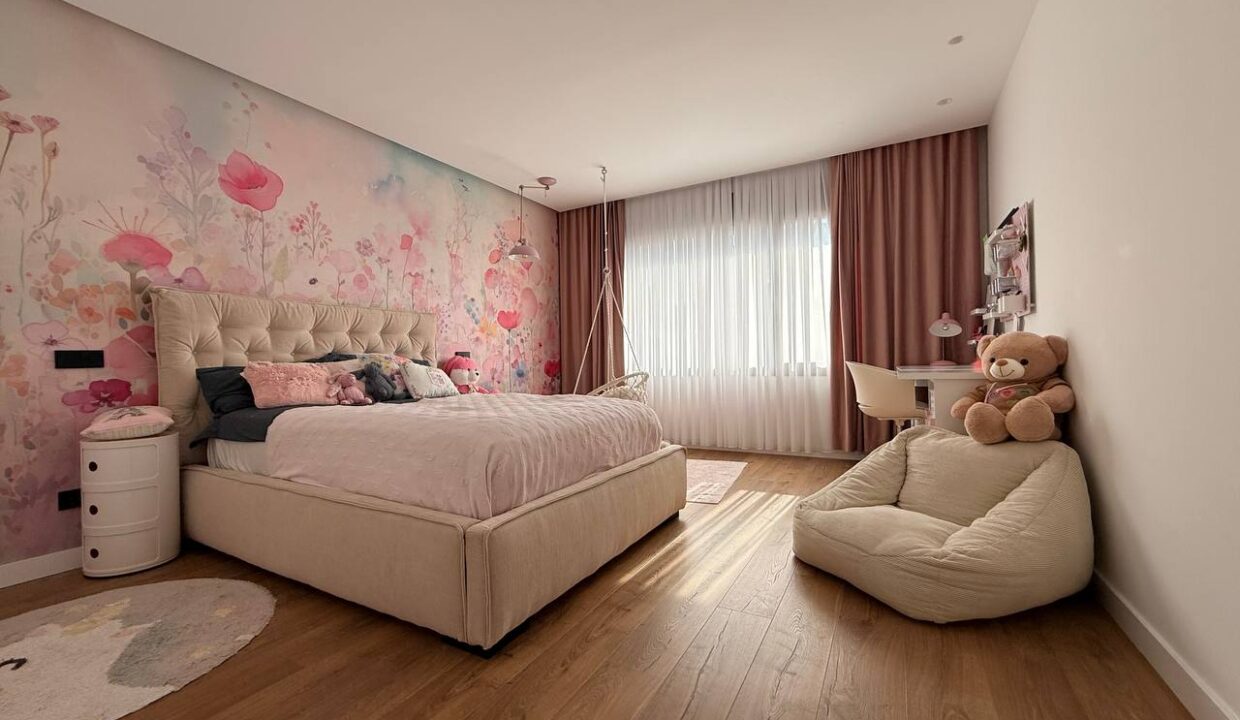 photo_5267192985688937459_y (1)