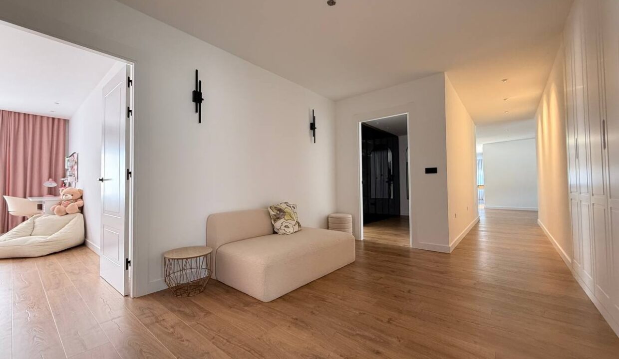 photo_5267192985688937462_y (1)