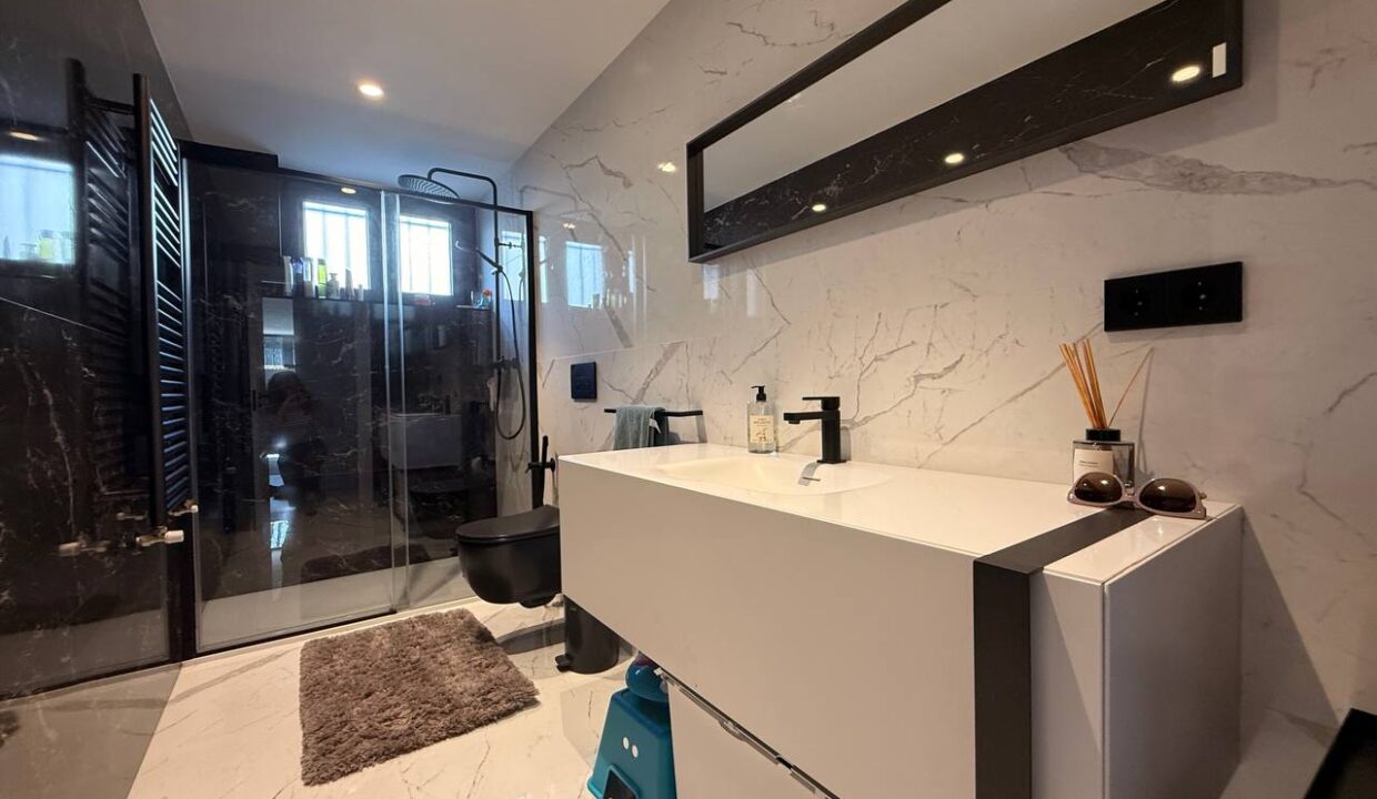 photo_5267192985688937478_y (1)