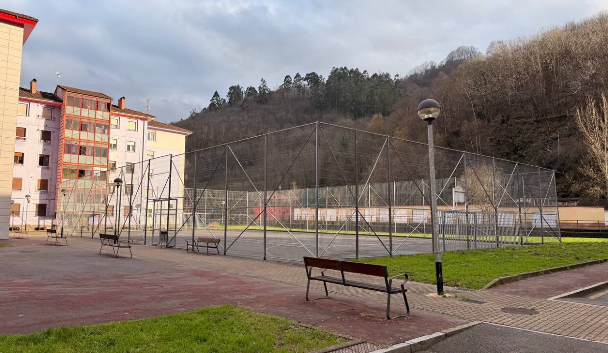 photo_5933986843076529952_y