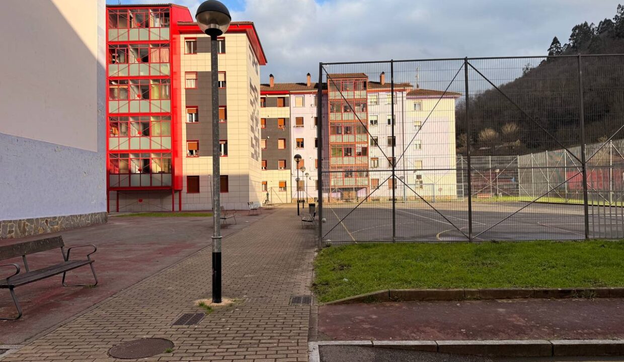 photo_5933986843076529953_y