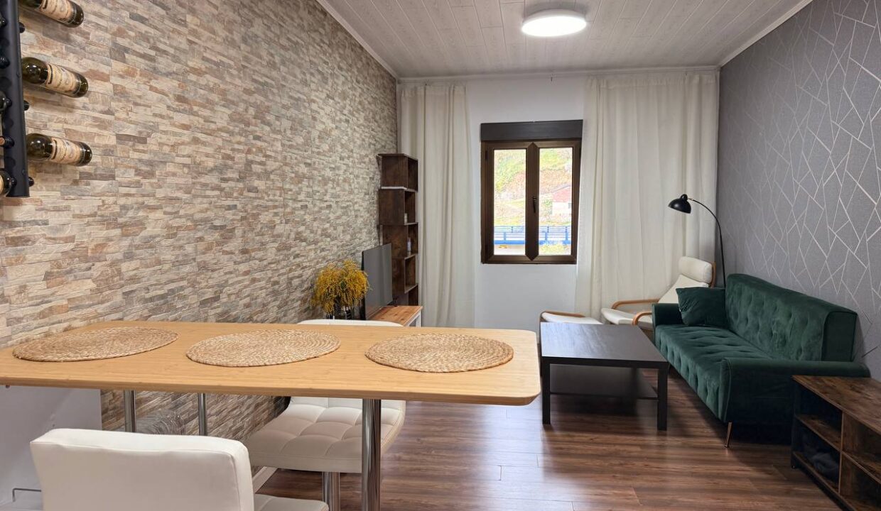 photo_5933986843076529956_y