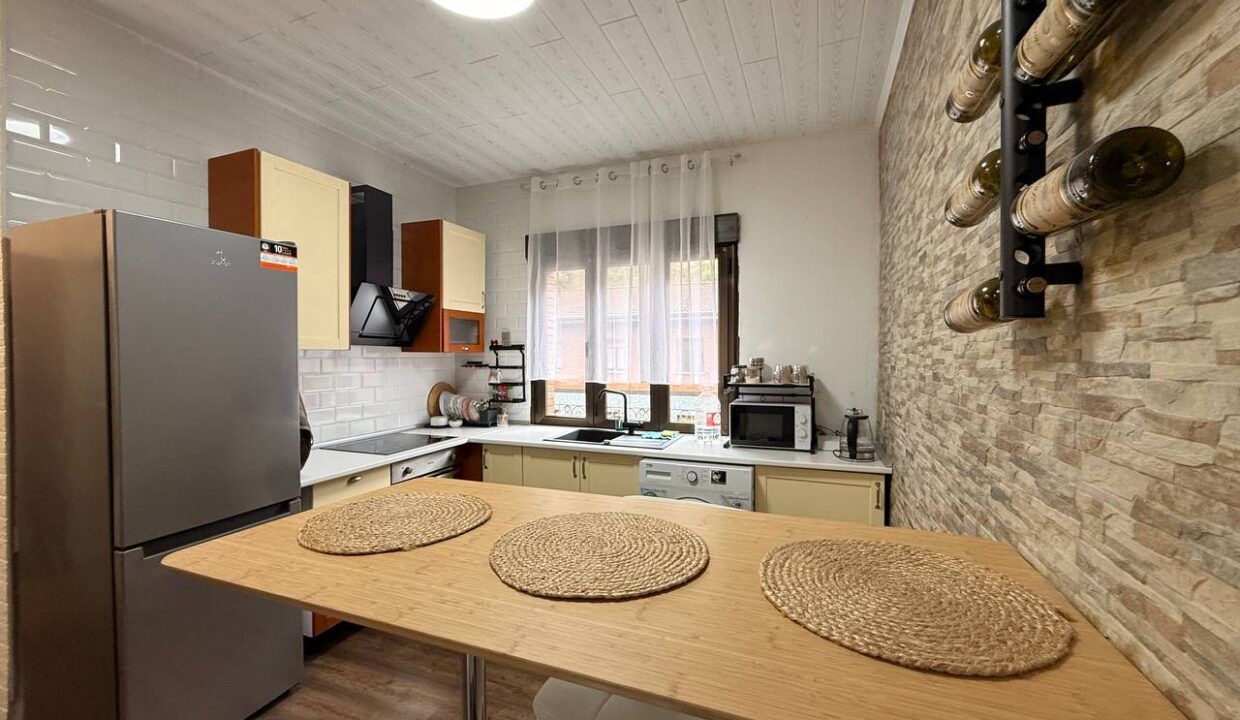 photo_5933986843076529960_y