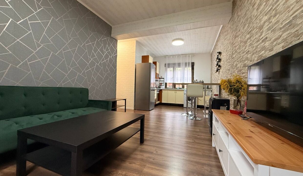 photo_5933986843076529969_y