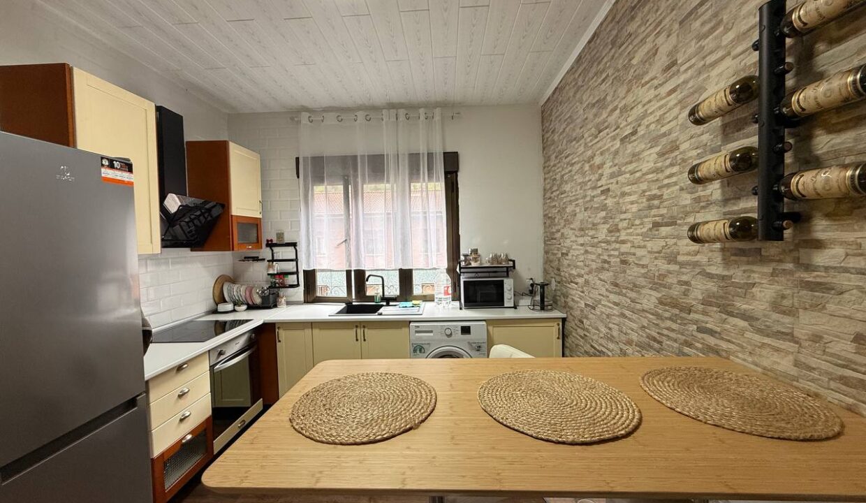 photo_5933986843076529974_y