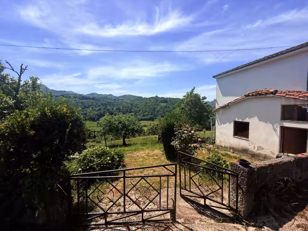 Chalet independiente con finca edificable y espectaculares vistas en San Julián de Bimenes (foto 1 de 17)