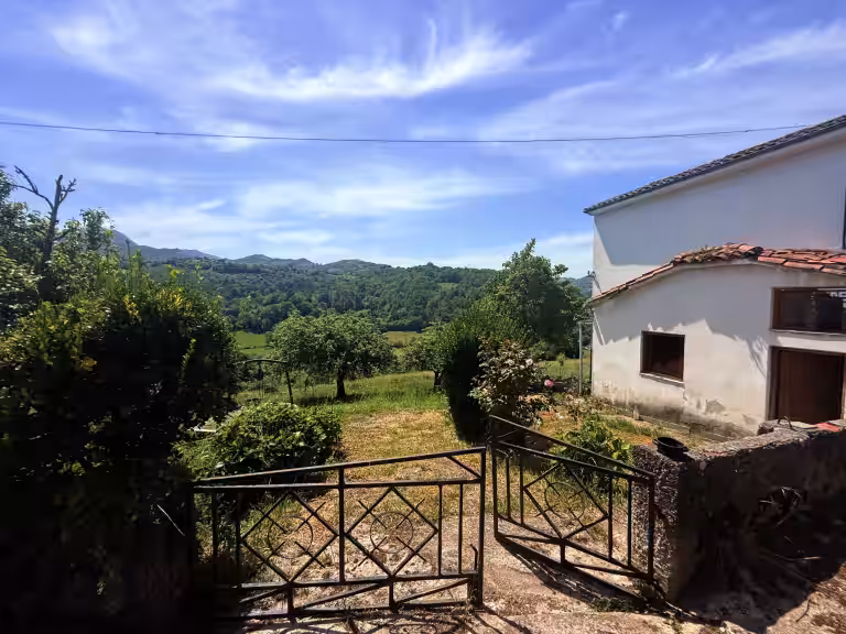 Chalet independiente con finca edificable y espectaculares vistas en San Julián de Bimenes