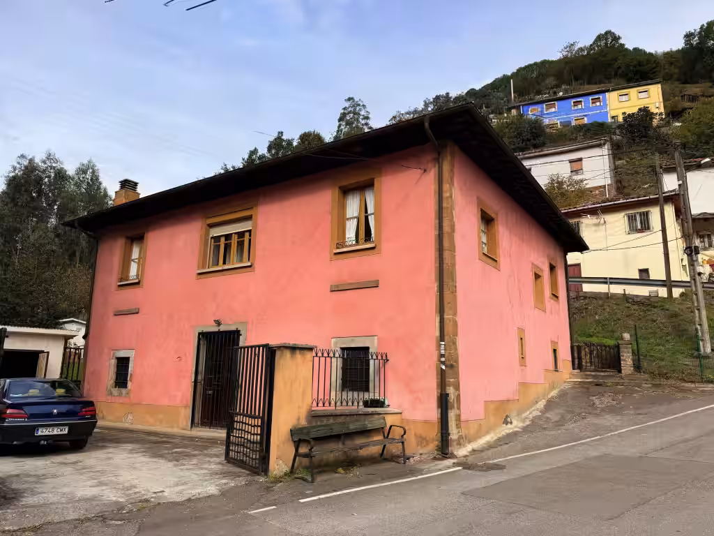 Stone house in Figaredo: spaciousness, charm and all services within walking distance (photo 1 of 45)