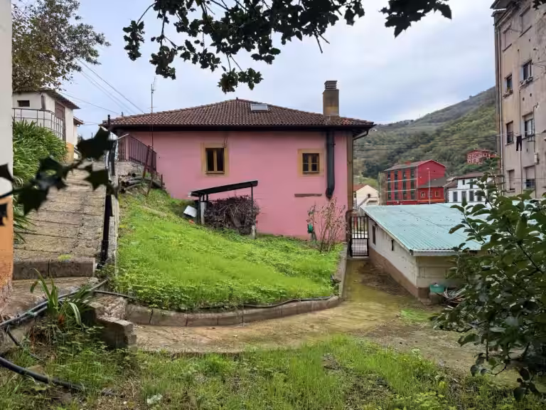 Stone house in Figaredo: spaciousness, charm and all services within walking distance